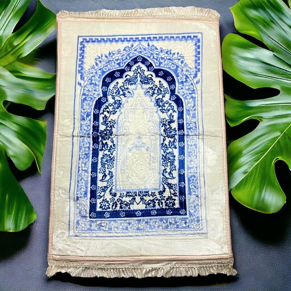 Padded Softness for Islamic Prayers: Non-Slip Prayer Mat - Picture 1 of 9